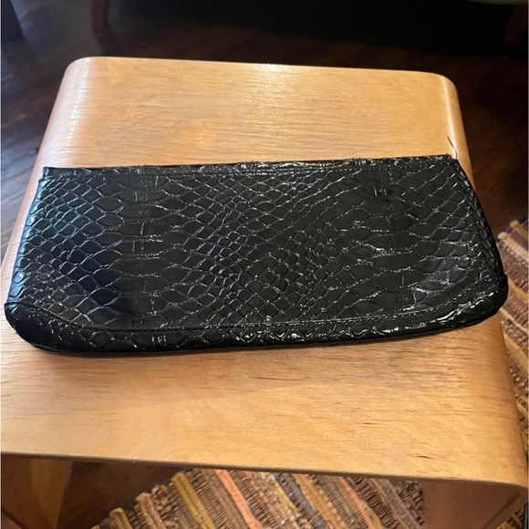Daisy Fuentes Black Clutch/faux crocodile texture - Picture 2 of 5